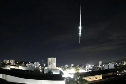 Mais um meteoro Fireball de elevada magnitude cai e indica um aumento acima da média anual neste período. O fragmento também pertence a um corpo celeste (asteroide ou cometa) ainda desconhecido. Ingressou na atmosfera a uma altitude de 98,4 Km e se extinguiu sobre a área metropolitana incluindo Porto Alegre, Gravataí e Cachoeirinha. Teve uma magnitude de -4,6 e uma duração de 3,5 segundos. Esta queda acende um alerta para estudos serem realizados sobre a ocorrência incomum de meteoros com magnitude elevada em um curto período neste ano<!-- NICAID(16167498) -->