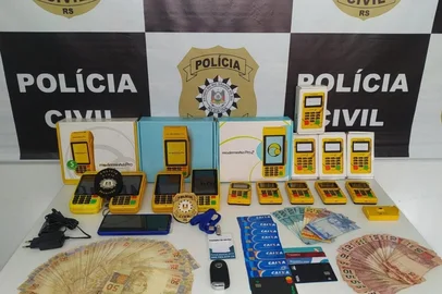 Polícia Civil de São Marcos prende homem por estelionato que causou prejuízo de mais de R$ 50 mil. Individuo foi localizado enquanto efetuava saques e transferências em uma agência bancária do município<!-- NICAID(14920329) -->