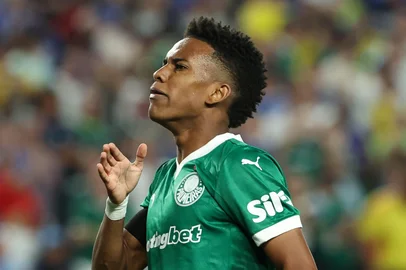 O jogador Estêvão, do Palmeiras, comemora seu gol contra a equipe do Chelsea FC, durante partida vÃ¡lida pela quarta de final, da Copa do Mundo de Clubes da FIFA, no Lincoln Financial Field. (Foto: Cesar Greco/Palmeiras/by Canon)<!-- NICAID(16077983) -->