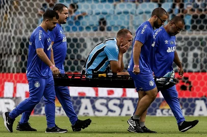 11.04.25, Porto Alegre, RS, Brasil: Terceira rodada do Brasileirão 2025. Grêmio x Flamengo, na Arena. Saída do Rodrigo Ely lesionado.  Fotos: Duda Fortes/Agencia RBSIndexador: Andre Avila<!-- NICAID(16016197) -->