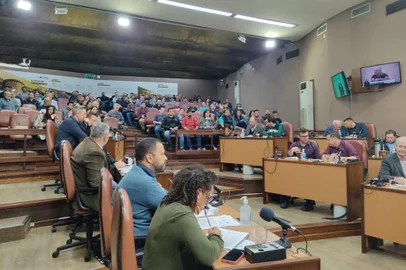 Vereadores aprovam projetos que alteram lei do transporte escolar e fretamento de passageiros em Caxias<!-- NICAID(15218124) -->