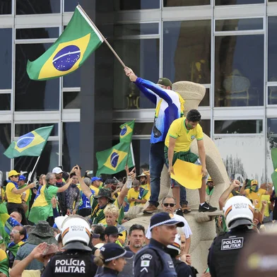 Supporters of Brazilian former President Jair Bolsonaro invade Planalto Presidential Palace in Brasilia on January 8, 2023. - Hundreds of supporters of Brazil's far-right ex-president Jair Bolsonaro broke through police barricades and stormed into Congress, the presidential palace and the Supreme Court Sunday, in a dramatic protest against President Luiz Inacio Lula da Silva's inauguration last week. (Photo by Sergio Lima / AFP)Editoria: WARLocal: BrasíliaIndexador: SERGIO LIMASecao: demonstrationFonte: AFPFotógrafo: STR<!-- NICAID(15315538) -->