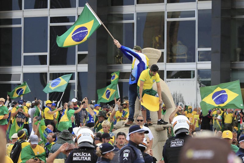 Supporters of Brazilian former President Jair Bolsonaro invade Planalto Presidential Palace in Brasilia on January 8, 2023. - Hundreds of supporters of Brazil's far-right ex-president Jair Bolsonaro broke through police barricades and stormed into Congress, the presidential palace and the Supreme Court Sunday, in a dramatic protest against President Luiz Inacio Lula da Silva's inauguration last week. (Photo by Sergio Lima / AFP)Editoria: WARLocal: BrasíliaIndexador: SERGIO LIMASecao: demonstrationFonte: AFPFotógrafo: STR<!-- NICAID(15315538) -->