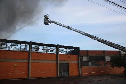 Um incêndio de grandes proporções atinge a empresa Tabone, localizada na Rua Evaristo de Antoni, no bairro São José, em Caxias do Sul, na tarde desta terça-feira (22). O fogo começou por volta das 14h30min.<!-- NICAID(16021913) -->