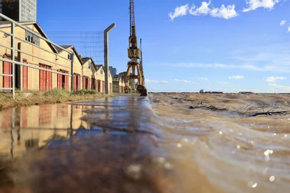 PORTO ALEGRE, RS, BRASIL, 23-06-2025 – Cheia do Guaíba. Após uma semana de chuvas, o nível atinge 3,28 metros. Com o vento sul persistente e ondas elevadas, a água começa a invadir os armazéns do Cais.<!-- NICAID(16065559) -->
