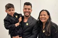 Áudios e mensagens trocadas entre babás que cuidavam de Leo, filho de Marília Mendonça e Murilo Huff, foram fundamentais para a decisão judicial que concedeu ao cantor sertanejo a guarda do menino de cinco anos. As informações são do jornal O Globo.De acordo com documentos da 2ª Vara de Família da Comarca de Goiânia, as conversas mostram que Dona Ruth, avó materna com quem a criança morava, costumava omitir informações médicas importantes do pai. Além disso, instruia que fossem escondidos laudos, medicamentos e sintomas da criança, que é portador de diabetes tipo 1.<!-- NICAID(16074799) -->