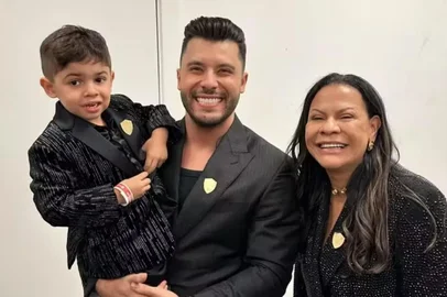 Áudios e mensagens trocadas entre babás que cuidavam de Leo, filho de Marília Mendonça e Murilo Huff, foram fundamentais para a decisão judicial que concedeu ao cantor sertanejo a guarda do menino de cinco anos. As informações são do jornal O Globo.De acordo com documentos da 2ª Vara de Família da Comarca de Goiânia, as conversas mostram que Dona Ruth, avó materna com quem a criança morava, costumava omitir informações médicas importantes do pai. Além disso, instruia que fossem escondidos laudos, medicamentos e sintomas da criança, que é portador de diabetes tipo 1.<!-- NICAID(16074799) -->