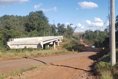 Obra em ponte de quase R$ 6 milhões está parada<!-- NICAID(16023198) -->