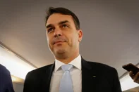 DF - FLÁVIO BOLSONARO/FABRÍCIO QUEIROZ/COAF - POLÍTICA -  O deputado estadual e senador eleito Flávio Bolsonaro (PSL-RJ) deixa o Congresso   Nacional, em Brasília, após fazer o registro biométrico para o Senado, nesta quarta-  feira, 30. Ele toma posse como senador na sexta-feira, 1º de fevereiro. Flávio Bolsonaro   (PSL- RJ) voltou a afirmar que é vítima de perseguição em relação às investigações   envolvendo seu nome e de seu ex-assessor Fabrício Queiroz, que aparece com movimentação   atípica de R$ 1,2 milhão em relatório do Coaf. "É preciso esperar o Supremo se   pronunciar. Está todo mundo vendo que eu sou vítima de perseguição", disse.   30/01/2019 - Foto: DIDA SAMPAIO/ESTADÃO CONTEÚDO<!-- NICAID(13937783) -->