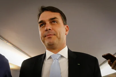 DF - FLÁVIO BOLSONARO/FABRÍCIO QUEIROZ/COAF - POLÍTICA -  O deputado estadual e senador eleito Flávio Bolsonaro (PSL-RJ) deixa o Congresso   Nacional, em Brasília, após fazer o registro biométrico para o Senado, nesta quarta-  feira, 30. Ele toma posse como senador na sexta-feira, 1º de fevereiro. Flávio Bolsonaro   (PSL- RJ) voltou a afirmar que é vítima de perseguição em relação às investigações   envolvendo seu nome e de seu ex-assessor Fabrício Queiroz, que aparece com movimentação   atípica de R$ 1,2 milhão em relatório do Coaf. "É preciso esperar o Supremo se   pronunciar. Está todo mundo vendo que eu sou vítima de perseguição", disse.   30/01/2019 - Foto: DIDA SAMPAIO/ESTADÃO CONTEÚDO<!-- NICAID(13937783) -->