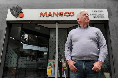 CAXIAS DO SUL, RS, BRASIL, 08/04/2022 - Ancângelo Zorzi, mais conhecido como Maneco, encerra atividades da Livraria do Maneco, depois de mais de 40 anos, de história. ele agora pretende se dedicar a sua editora, e aproveitar o convívio da família e dos netos. (Marcelo Casagrande/Agência RBS)<!-- NICAID(15063932) -->