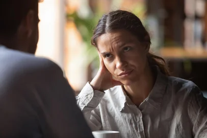 Bored woman sitting on speed dating with boring male*A PEDIDO DE LETICIA PALUDO* Mulher entediada em encontro - Foto: fizkes/stock.adobe.comFonte: 264725675<!-- NICAID(15131021) -->