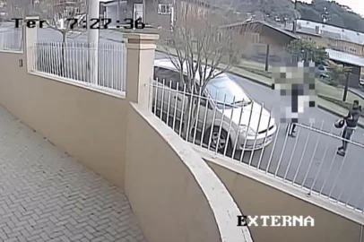 Homem é agredido em briga de trânsito, em Canela. Polícia Civil procura agressores. <!-- NICAID(15167007) -->