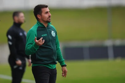 FLORES DA CUNHA, RS, BRASIL, 22/08/2024. Juventude x Aimoré, jogo válido pela terceira rodada da Copa FGF - Troféu Zagallo, e realizado no estádio Homero Soldatelli, em Flores da Cunha. Na foto, técnico Filipe Dias (Porthus Junior/Agência RBS)<!-- NICAID(15858144) -->