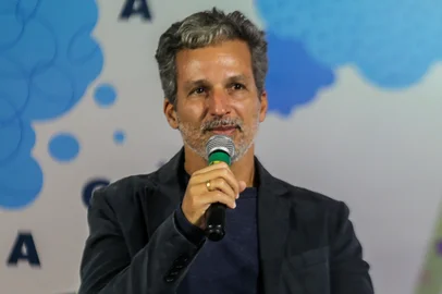 CAXIAS DO SUL, RS, BRASIL, 28/09/2025. 41ª Feira do Livro de Caxias do Sul. Gilmar Marcílio conversa com o escritor Francisco Bosco sobre “A arte do diálogo” (Neimar De Cesero/Agência RBS)Indexador: Neimar De Cesero<!-- NICAID(16134698) -->