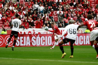 PORTO ALEGRE, RS, BRASIL, 12-07-2025: Internacional x Vitória. Em partida válida pela 13ª rodada do Campeonato Brasileiro, o Internacional recebe no Beira Rio a equipe do Vitória. O time do técnico Roger Machado tentar sair da zona de rebaixamento após parada devido ao Mundial de Clubes. Foto: André Ávila/Agência RBSIndexador: Andre Avila<!-- NICAID(16079248) -->