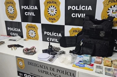 A Polícia Civil prendeu 12 suspeitos durante a segunda fase da Operação Tríade, realizada nesta quarta-feira (28.05.2025) em Sapiranga, no Vale do Sinos. Os detidos são investigados por integrar uma facção que atua no tráfico de drogas na região. Em setembro de 2024, na primeira fase da ofensiva, os policiais prenderam 12 suspeitos.<!-- NICAID(16047079) -->