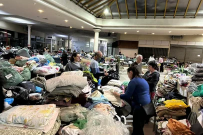 Mais de 140 voluntários trabalham na separação das roupas que chegam ao Comboio Solidário, no antigo Martcenter.<!-- NICAID(15765468) -->