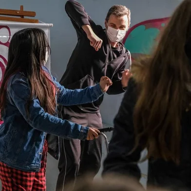 O projeto ‘Sem limites’ propõe a montagem de um espetáculo a partir da realização de oficinas de dança inclusiva por meio do método de DanceAbility, em que qualquer pessoa pode participar, ou seja, bailarinos profissionais e/ou pessoas com ou sem deficiência que nunca dançaram.Após a realização de uma série de oficinas gratuitas na Associação de Pais e Amigos dos Excepcionais (APAE) e na Associação dos Deficientes Físicos (ADEF), o coreógrafo Cristian Bernich elaborou composições coreográficas, roteiro e dramaturgia no intuito de elaborar um espetáculo, que pós muitos ensaios, será apresentado ao público em geral no Ginásio Municipal de Esportes.<!-- NICAID(15112208) -->