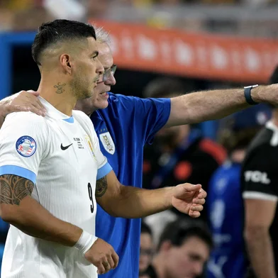 Football: Copa America 2024 - Semi final: Uruguay v ColombiaUruguay's Argentine coach Marcelo Bielsa (R) gives instructions to Uruguay's forward #09 Luis Suarez before as he waits to come on as a substitute during the Conmebol 2024 Copa America tournament semi-final football match between Uruguay and Colombia at Bank of America Stadium, in Charlotte, North Caroline on July 10, 2024. (Photo by JUAN MABROMATA / AFP)Editoria: SPOLocal: CharlotteIndexador: JUAN MABROMATASecao: soccerFonte: AFPFotógrafo: STF<!-- NICAID(15886248) -->