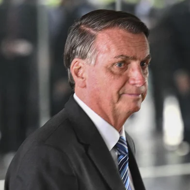 Brazilian President Jair Bolsonaro leaves after making a statement for the first time since Sunday's presidential run-off election, at Alvorada Palace in Brasilia, on November 1, 2022. - Brazil's Bolsonaro sais will 'comply' with constitution after poll loss. (Photo by EVARISTO SA / AFP)Editoria: POLLocal: BrasíliaIndexador: EVARISTO SASecao: electionFonte: AFPFotógrafo: STF<!-- NICAID(15252677) -->