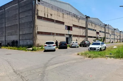 Uma operação da Polícia Civil, com participação do Instituto Geral de Perícias e da CEE Equatorial, desligou a ligação elétrica irregular que abastecia todos os pavilhões do Complexo Cultural do Porto Seco, na zona norte da Capital.<!-- NICAID(16199421) -->