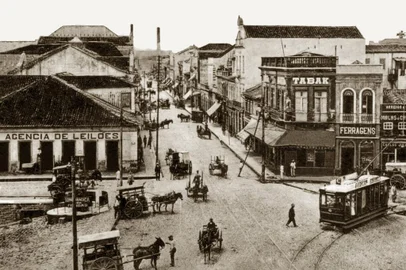 Bonde elétrico da Força e Luz cruzando em frente a atual Praça Parobé - 1910<!-- NICAID(15123520) -->