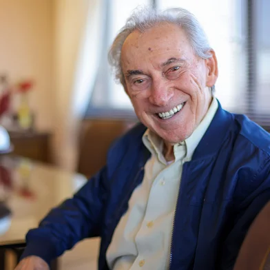 PORTO ALEGRE, RS, BRASIL – O jornalista Lauro Quadros, uma das vozes mais emblemáticas do rádio e da televisão do Rio Grande do Sul, em sua casa na capital.Indexador: jeff botega<!-- NICAID(16067786) -->