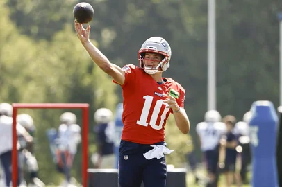 FOXBOROUGH, MA - JULY 28: Drake Maye #10 of the New England Patriots throws during training camp at Gillette Stadium on July 28, 2025 in Foxborough, Massachusetts.(Photo By Winslow Townson/Getty Images) (Photo by Winslow Townson / GETTY IMAGES NORTH AMERICA / Getty Images via AFP)<!-- NICAID(16091830) -->