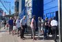 Usuários fazem fila para atendimento no Centro Logístico de Medicamentos Especiais, em Porto Alegre