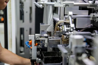 Entenda o que é a balança comercial e por que as importações crescem mais que as exportações em Caxias do Sul. Na foto, indústria de Caxias do Sul que é focada na venda internacional de serras circulares. (Neimar De Cesero/Agência RBS)Indexador: Neimar De Cesero<!-- NICAID(15959084) -->