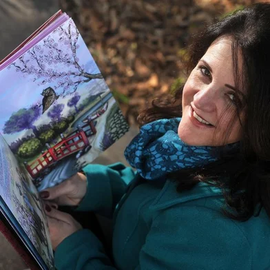 CAXIAS DO SUL, RS, BRASIL, 05/07/2017. A escritora Vivi Costa está lançando o livro infantil “Primum – Em Terra de Samurais”. (Diogo Sallaberry/Agência RBS)<!-- NICAID(13013256) -->
