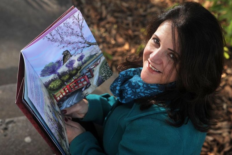 CAXIAS DO SUL, RS, BRASIL, 05/07/2017. A escritora Vivi Costa está lançando o livro infantil “Primum – Em Terra de Samurais”. (Diogo Sallaberry/Agência RBS)<!-- NICAID(13013256) -->