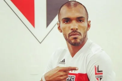 Richarlyson, 39 anos, foi um ex-jogador de futebol que jogou em clubes como o São Paulo. Recentemente, o ex-atleta assumiu ser bissexual.<!-- NICAID(15132770) -->