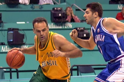 Oscar SchmidtEUA, Georgia, Atlanta, 26/07/1996. O jogador da Seleção Brasileira, Oscar Schmidt (e), do Brasil, é marcado por jogador da Iugoslávia durante partida na Olimpíada de Atlanta. A seleção brasileira perdeu esta partida e não trouxe medalha para o País. - Crédito:LULUDI/ESTADÃO CONTEÚDO/AE/Codigo imagem:19104Editoria: ESPORTESLocal: ATLANTAIndexador: LULUDIFonte: AGE-ESTADˆO CONTEŽDOFotógrafo: AGE<!-- NICAID(16268299) -->