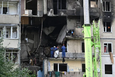 Ukrainian rescuers work at the site of a heavily damaged residential building following Russian drone and missile strikes in Kyiv on September 7, 2025, amid the Russian invasion of Ukraine. Russia fired its biggest-ever aerial barrage at Ukraine early on September 7, setting the seat of the Ukrainian government in Kyiv ablaze, authorities said. (Photo by Genya SAVILOV / AFP)Editoria: WARLocal: KyivIndexador: GENYA SAVILOVSecao: warFonte: AFPFotógrafo: STF<!-- NICAID(16119137) -->