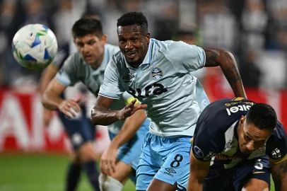 Gremio's midfielder #08 Edenilson and Alianza Lima's defender #06 Renzo Garces fight for the ball during the Copa Sudamericana knockout round play-off football match between Peru's Alianza Lima and Brazil's Gremio, at the Alejandro Villanueva stadium in Lima, on July 16, 2025. (Photo by ERNESTO BENAVIDES / AFP)Editoria: SPOLocal: LimaIndexador: ERNESTO BENAVIDESSecao: soccerFonte: AFPFotógrafo: STF<!-- NICAID(16082120) -->