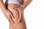 Woman squeezing her thigh with hands to show celluliteIndexador: Photographer: Visnjican DusankaFonte: 176879653<!-- NICAID(15519401) -->