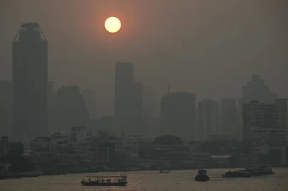 Commuter boats cross the Chao Praya River amid high air pollution levels in Bangkok on February 15, 2024. (Photo by Lillian SUWANRUMPHA / AFP) / The erroneous mention[s] appearing in the metadata of this photo by Lillian SUWANRUMPHA has been modified in AFP systems in the following manner: [2024] instead of [2023]. Please immediately remove the erroneous mention[s] from all your online services and delete it (them) from your servers. If you have been authorized by AFP to distribute it (them) to third parties, please ensure that the same actions are carried out by them. Failure to promptly comply with these instructions will entail liability on your part for any continued or post notification usage. Therefore we thank you very much for all your attention and prompt action. We are sorry for the inconvenience this notification may cause and remain at your disposal for any further information you may require.Editoria: ENVLocal: BangkokIndexador: LILLIAN SUWANRUMPHASecao: environmental pollutionFonte: AFPFotógrafo: STF<!-- NICAID(15680079) -->