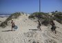 Poucas passarelas prejudicam acesso de veranistas à praia em Tramandaí