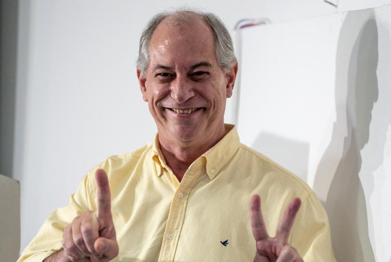 Presidential candidate Ciro Gomes of the Democratic Labour Party flashes the V-sign after casting his vote during the legislative and presidential election, in Fortaleza, Brazil, on October 2, 2022. - Voting began early Sunday in South America's biggest economy, plagued by gaping inequalities and violence, where voters ar expected to choose between far-right incumbent Jair Bolsonaro and leftist front-runner Luiz Inacio Lula da Silva, any of which must garner 50 percent of valid votes, plus one, to win in the first round. (Photo by stephan eilert / AFP)Editoria: POLLocal: FortalezaIndexador: STEPHAN EILERTSecao: electionFonte: AFPFotógrafo: STR<!-- NICAID(15223509) -->