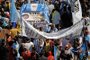Argentinos vão às ruas para celebrar a pose de Javier Milei