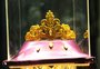 Coroa de chocolate com folhas de ouro: o presente de chocolateria de Caxias para a nova rainha da Festa da Uva