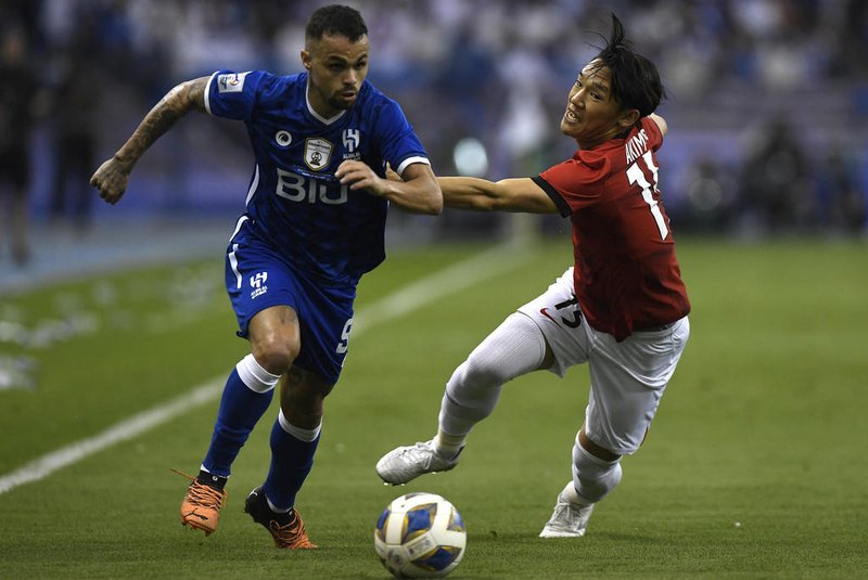 Hilal's Brazilian forward Michael (L) is marked by Urawa's Japanese defender Takahiro Akimoto during the first leg of AFC Champions League final between Saudi Arabia's Al-Hilal and Japan's Urawa Red Diamonds at the King Fahd International Stadium in Riyadh on April 29, 2023. (Photo by AFP)Editoria: SPOLocal: RiyadhIndexador: -Secao: soccerFonte: AFPFotógrafo: STR<!-- NICAID(15425236) -->