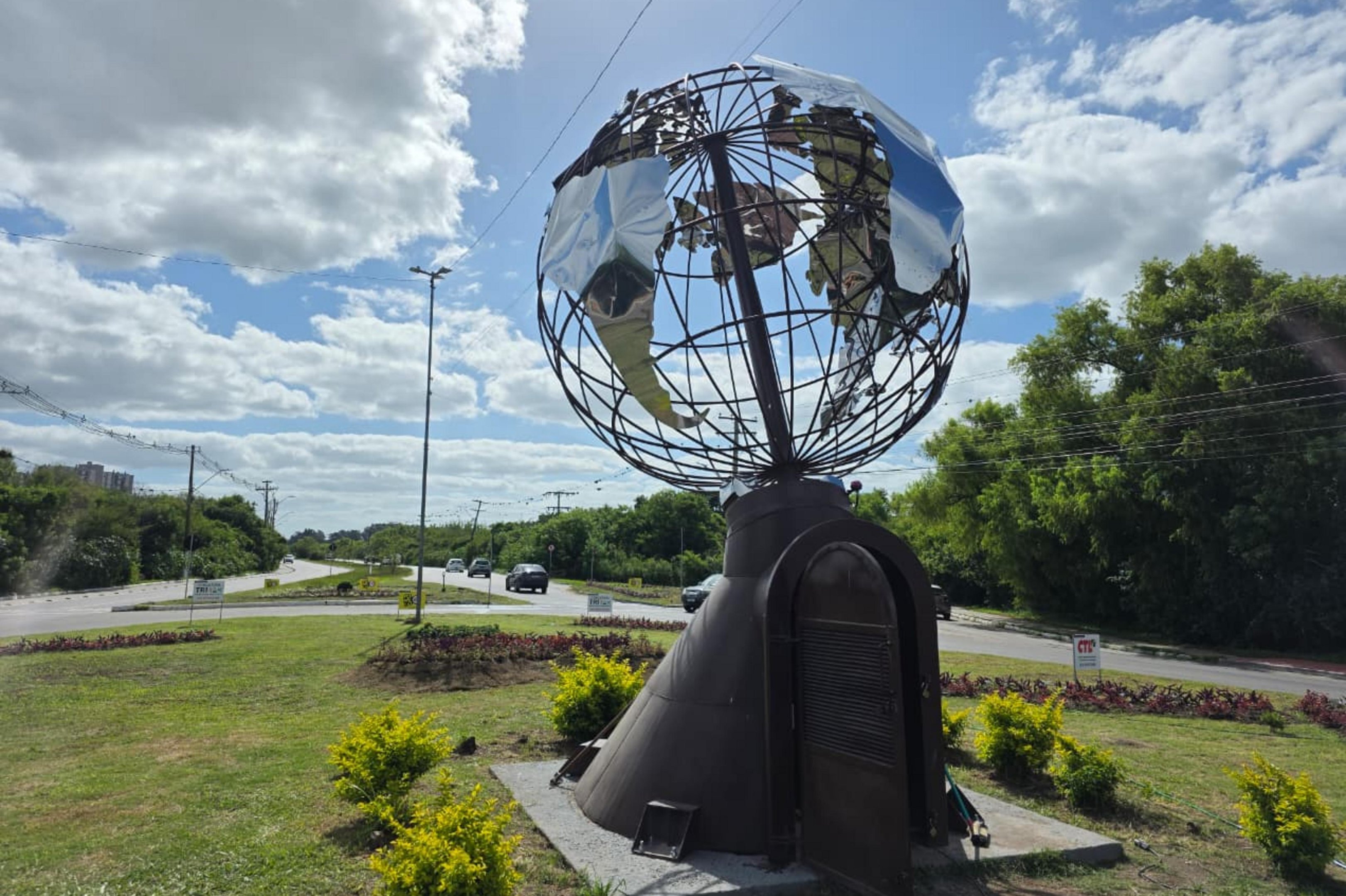 Escultura "Globo Terrestre" &eacute; reinaugurada ap&oacute;s revitaliza&ccedil;&atilde;o em Pelotas