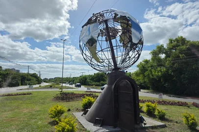 Escultura "Globo Terrestre" da Avenida Adolfo Fetter será reinaugurada em Pelotas<!-- NICAID(16233538) -->
