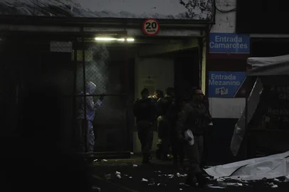 CAXIAS DO SUL, RS, BRASIL, 28/08/2022. Torcedores acompanham a partida de volta das quartas de finais da série D do Campeonato Brasileiro 2022, entre SER Caxias e América-RN. Foi instalado um telão na área do estacionamento do estádio Centenário. (Bruno Todeschini/Agência RBS)<!-- NICAID(15189636) -->