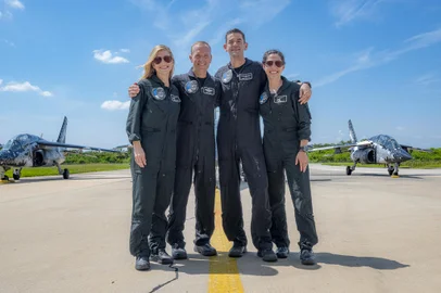 Tripulação da Polaris será formada por Scott Poteet (loiro), Sarah Gillis (morena), Jared Isaacman (moreno) e Anna Menon (loiro). Equipe vai passar cinco dias em órbita.<!-- NICAID(15850630) -->