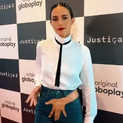Nanda Costa com a calça mão boba