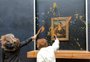 Ativistas jogam sopa no vidro que protege o quadro "Mona Lisa" no Louvre